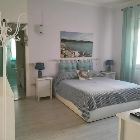 Bilocale Piano Terra 아파트 *